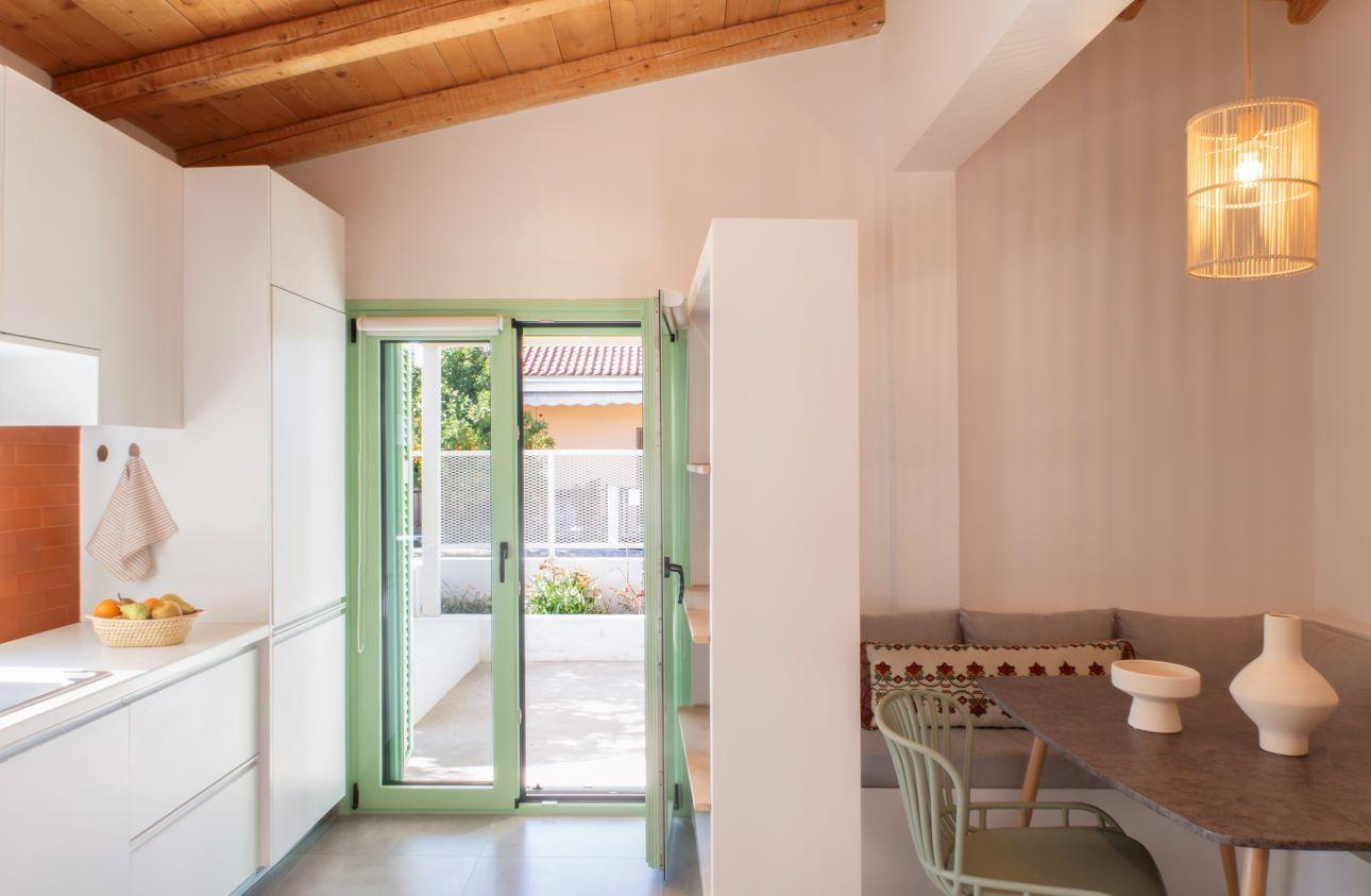 Η ριζική ανακαίνιση του σπιτιού έφερε το επιθυμητυό αποτέλεσμα για τις τρεις γενιές που το κατοικούν/ Φωτογραφία: Δάφνη Ασλανίδη 