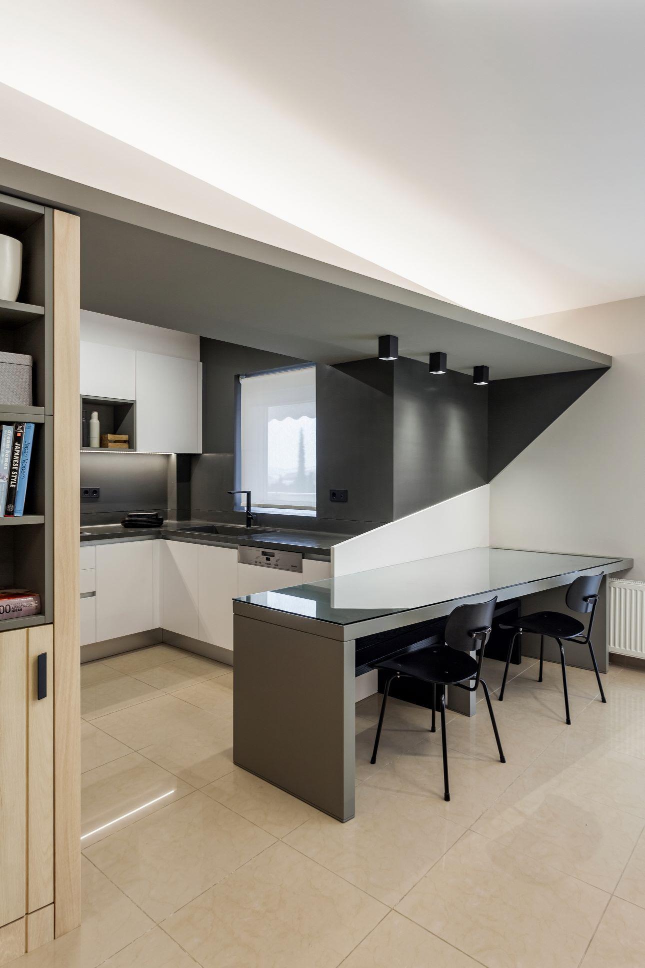 Η κουζίνα διατηρεί τη μινιμαλιστική γραμμή με λευκές επιφάνειες/ Φωτογραφία: Κώστας Μητρόπουλος