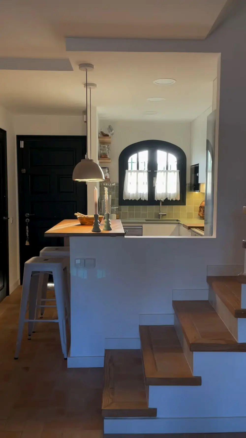 Η μικρή κουζίνα μεταμορφώθηκε από την αρχιτέκτονα/ Φωτογραφία: Ecoestudis