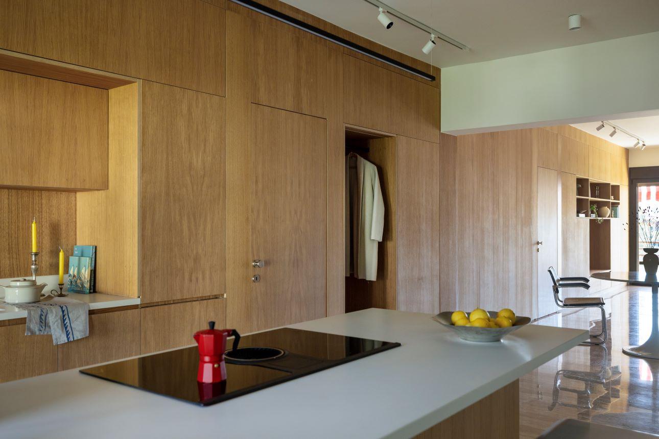 Η γραμμικότητα αυτής της «ραχοκοκαλιάς» της ξύλινης κατασκευής ενισχύεται από ένα ενιαίο φωτιστικό σώμα/ Φωτογραφία: Αλίνα Λέφα  