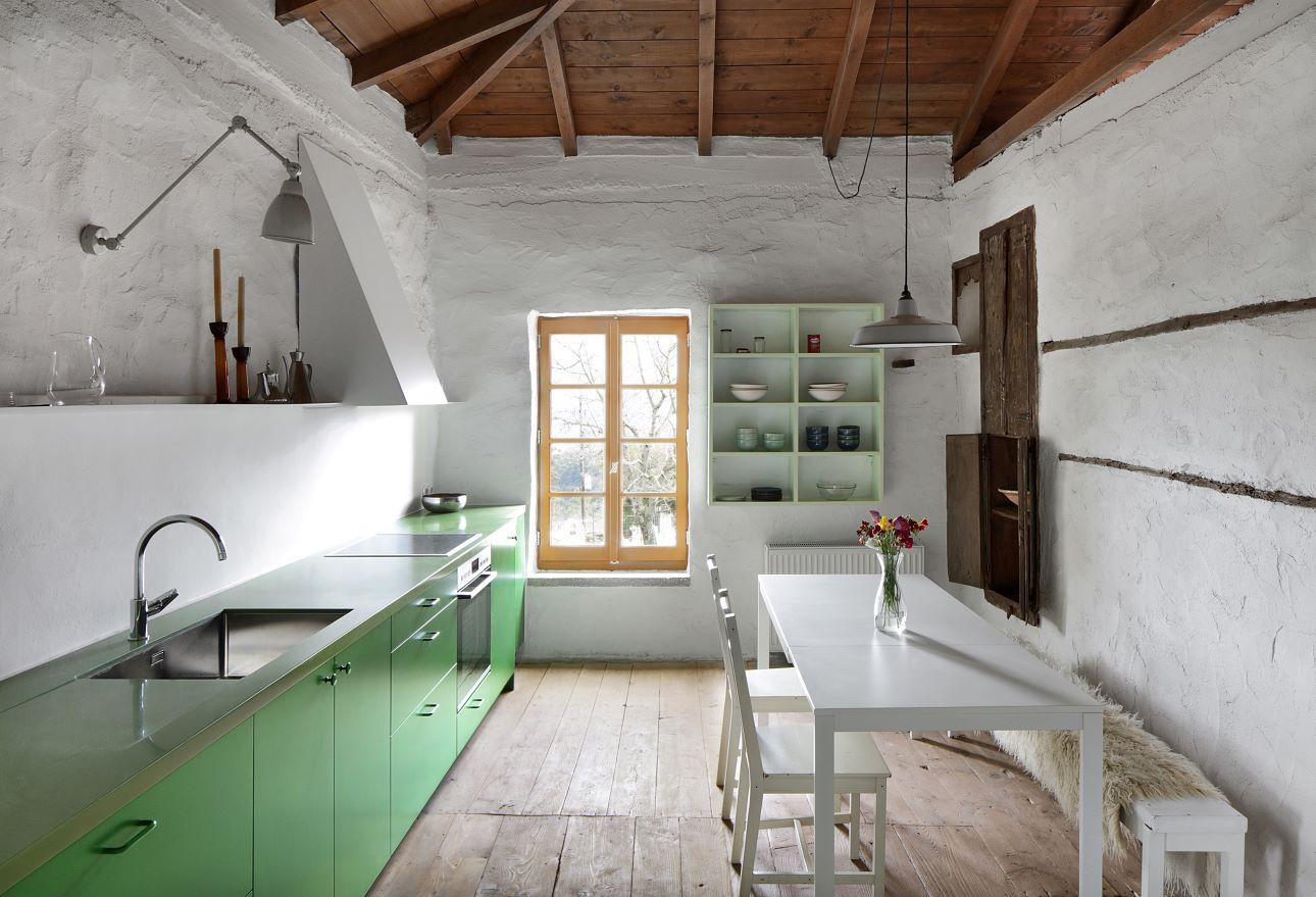 Το παραδοσιακό και το μοντέρνο συνυπάρχουν αρμονικά στην κουζίνα του σπιτιού/ Φωτογραφία: Filip Dujardin
