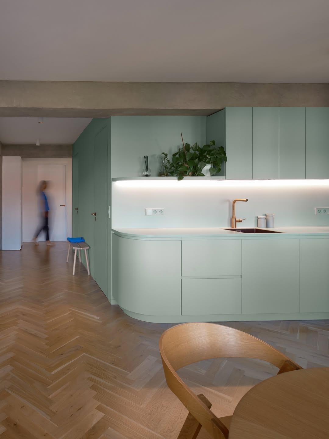 Η κουζίνα του σπιτιού στον ενιαίο χώρο/ Φωτογραφία: Instagram/ @b2architecture.eu  