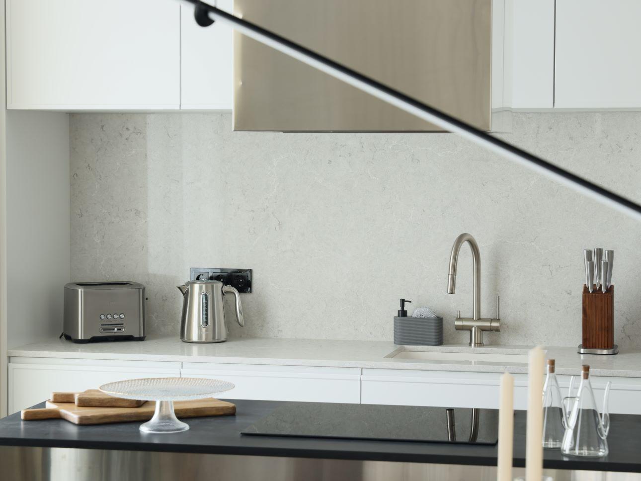 Οι συσκευές φεύγουν από τον πάγκο, δημιουργώντας μια πιο φωτεινή και αρμονική κουζίνα/ Φωτογραφία: Shutterstock 