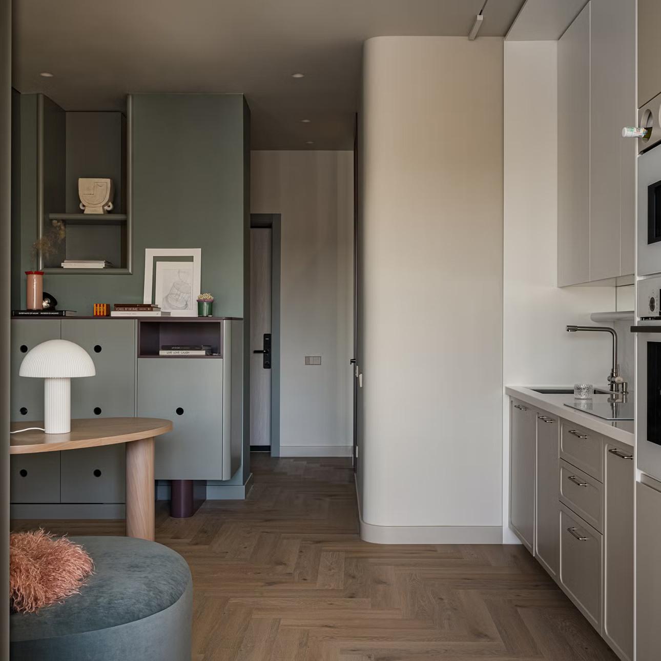 Το καθιστικό ξεχωρίζει με ένα βαθύ πράσινο που δίνει βάθος και χαρακτήρα/ Φωτογραφία: Aida Abdrakhmanova  