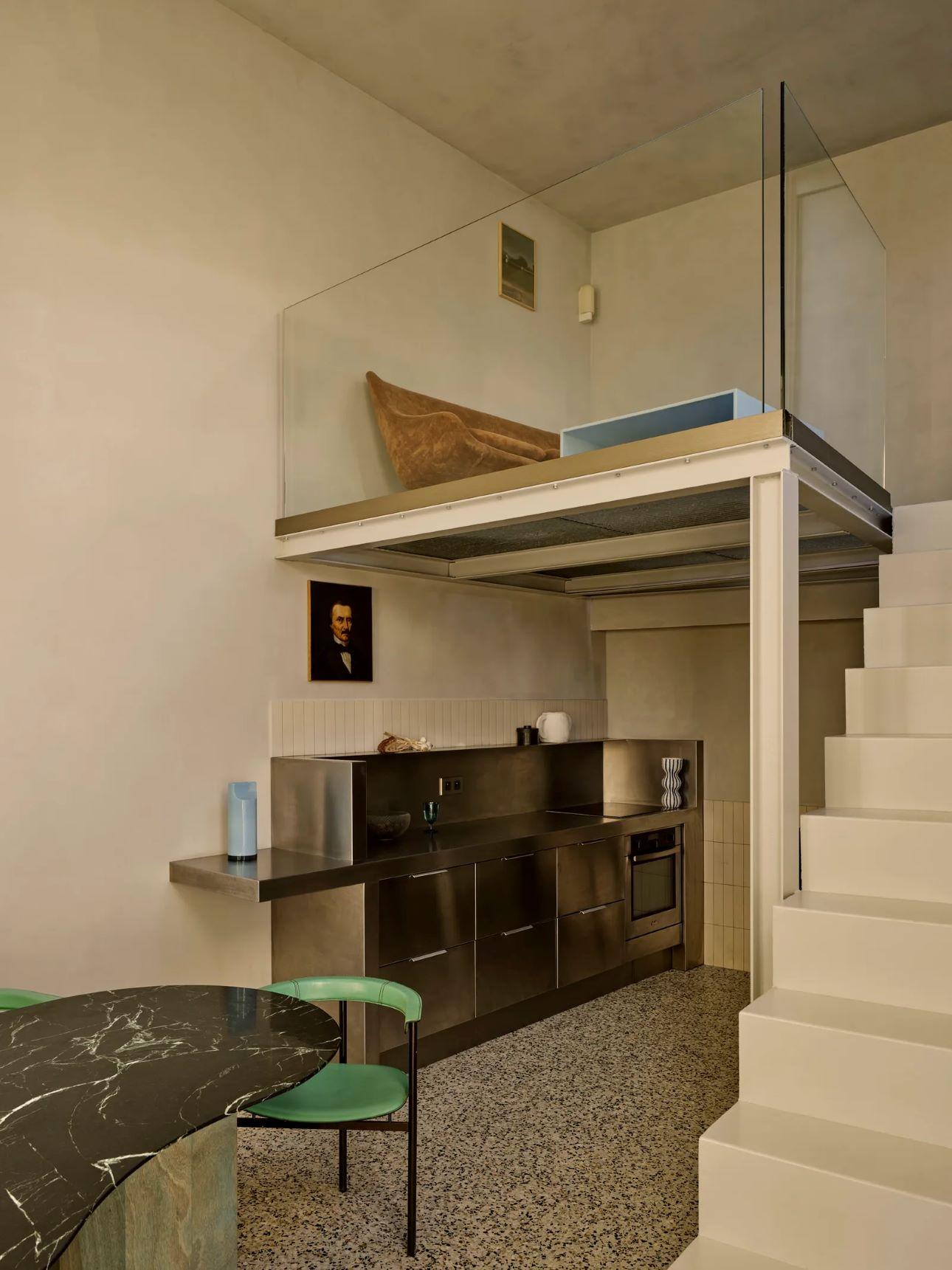 Η νέα ξύλινη προσθήκη στεγάζει την κουζίνα και έναν ενιαίο χώρο τραπεζαρίας/ Φωτογραφία: Louis Denavaut  