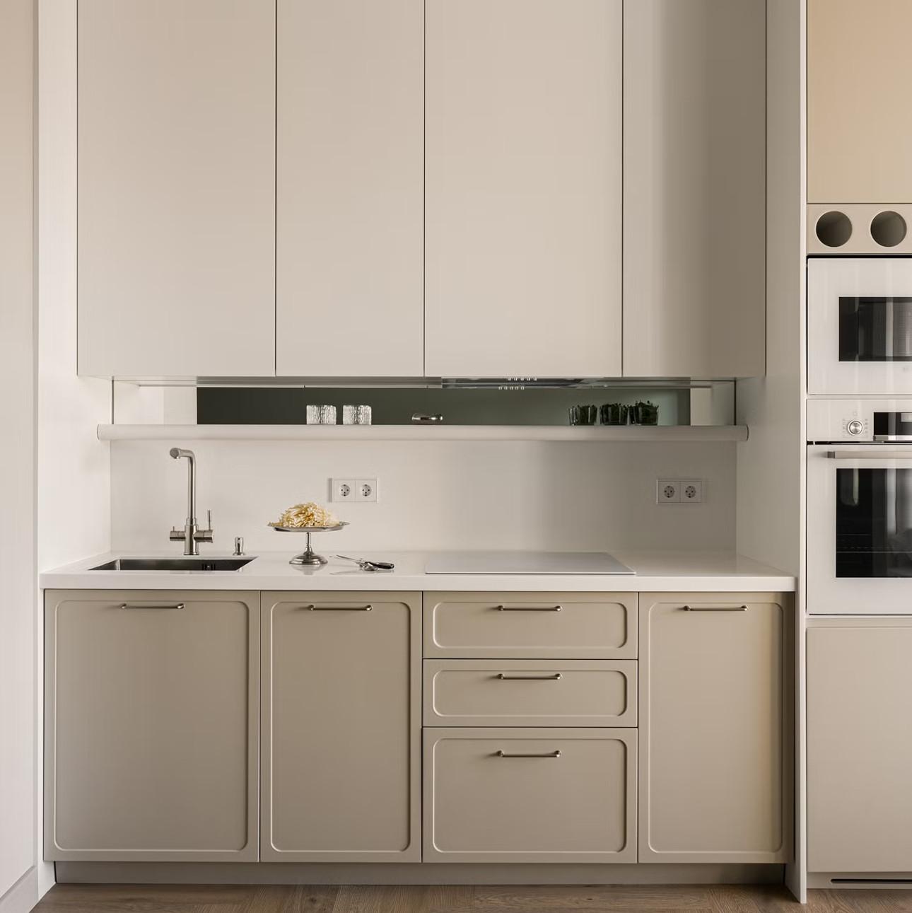 Η κουζίνα κινείται σε ανοιχτό μπεζ που ενισχύει την αίσθηση φωτεινότητας/ Φωτογραφία: Aida Abdrakhmanova    