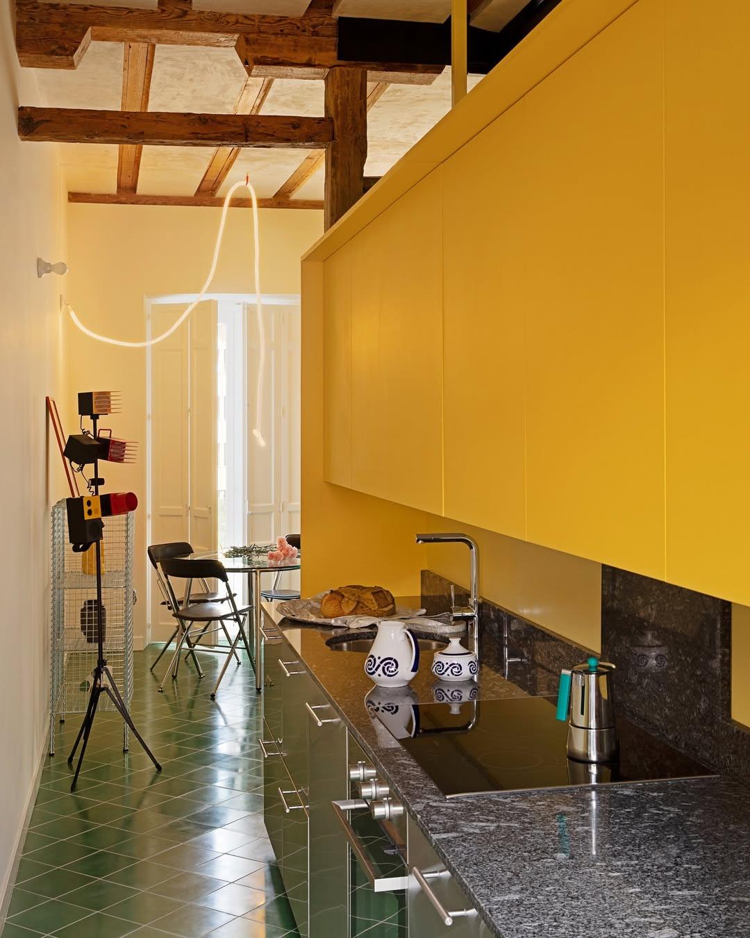  Η κουζίνα της Casa Rivet και στο βάθος η μικρή στρογγυλή τραπεζαρία/ Φωτογραφία: Extrarradio  