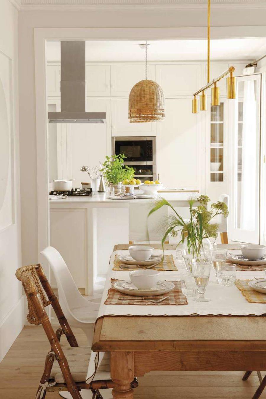 Η τραπεζαρία και στο βάθος η κουζίνα/ Φωτογραφία: Instagram/ @﻿mengibarblancoestudio  