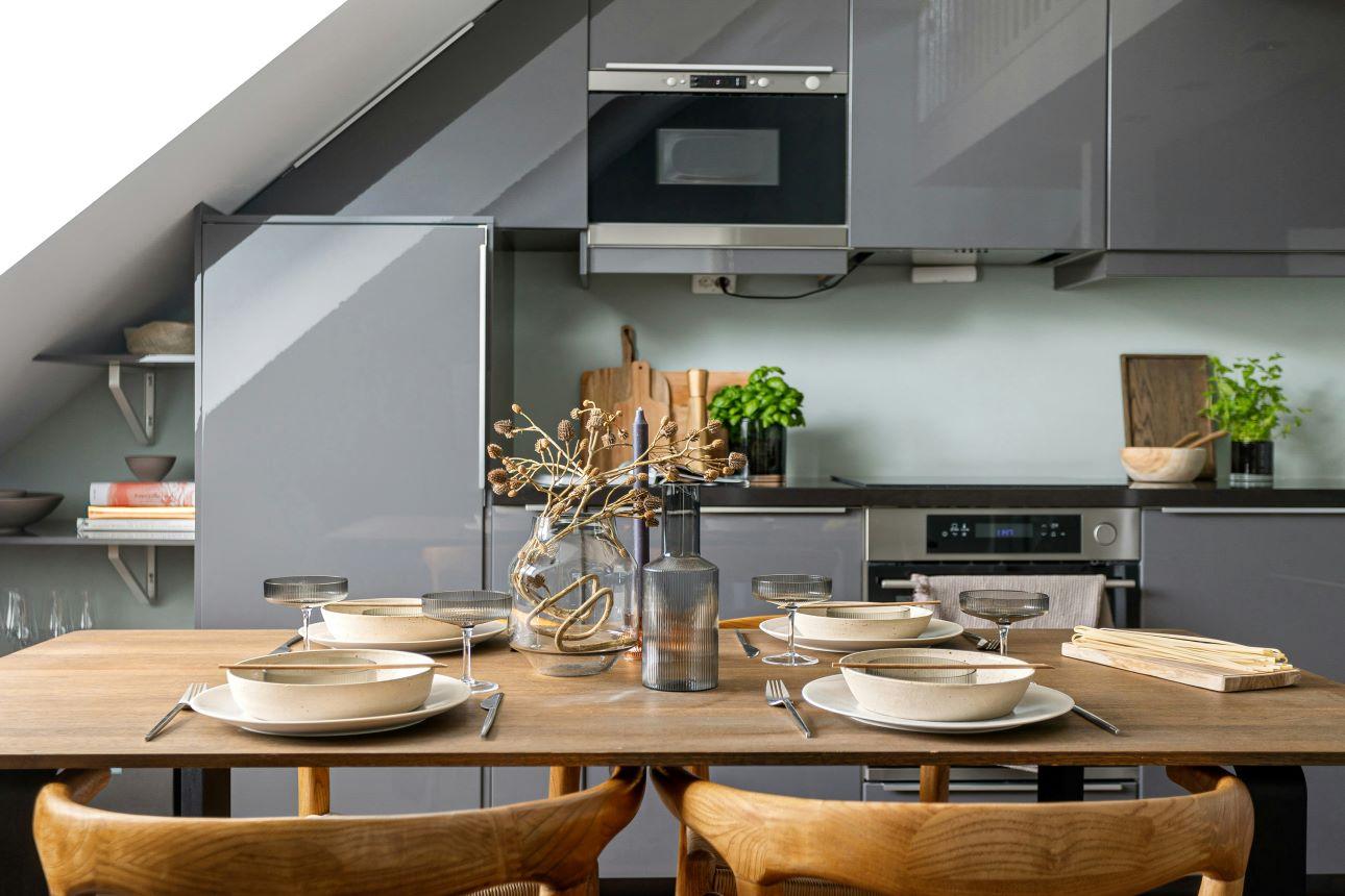 Η ξύλινη τραπεζαρία επιστρέφει στην κουζίνα/ Φωτογραφία: Unsplash