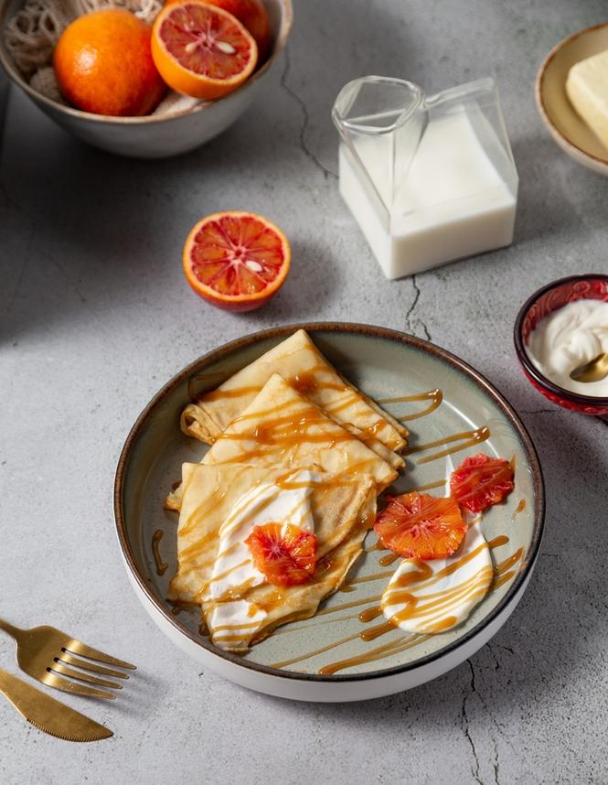 Κρέπες με γιαούρτι και καραμελωμένα γκρέιπφρουτ / Φωτογραφία: Shutterstock