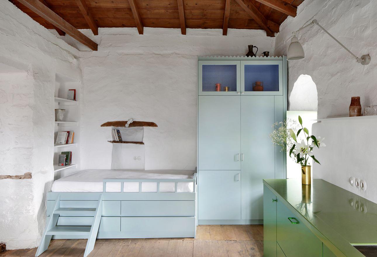 Η παραδοσιακή «κρεβάτα» μέσα στην κουζίνα/ Φωτογραφία: Filip Dujardin