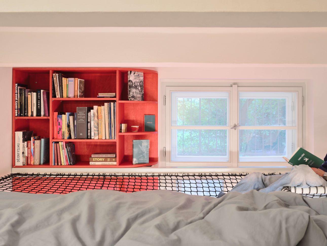 Υπερυψωμένος χώρος ύπνου και δίχτυ χαλάρωσης/ Φωτογραφία: hurá studio  