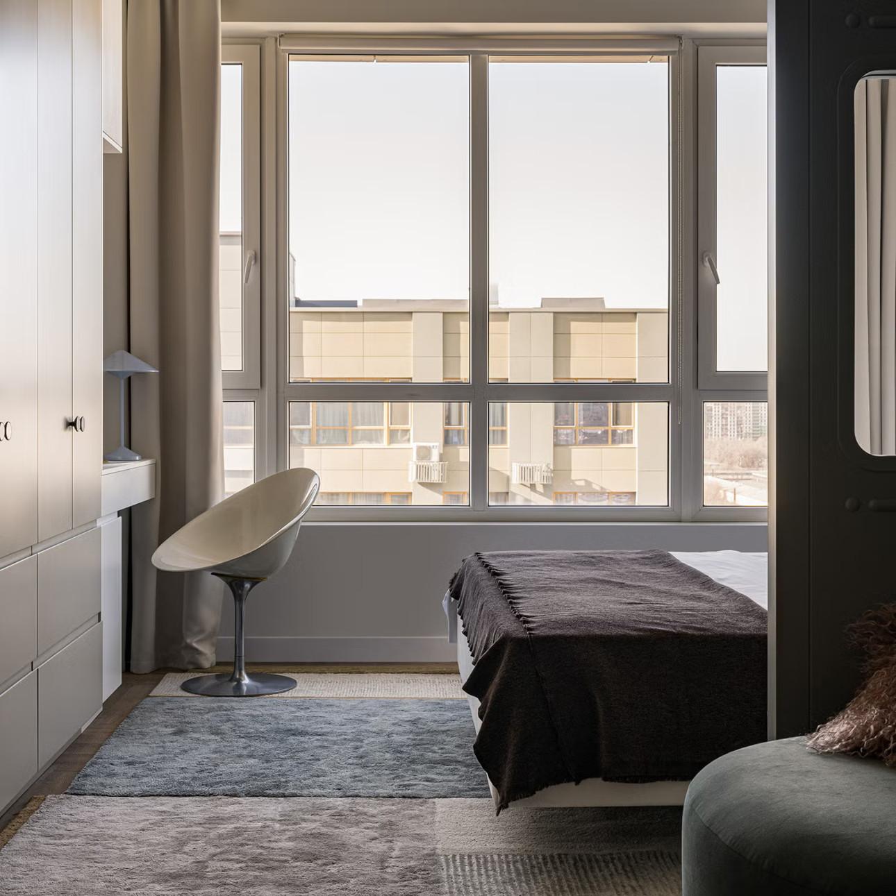 Στον τοίχο απέναντι από το κρεβάτι εφαρμόζεται τεχνική ομαλής χρωματικής μετάβασης από μπεζ σε λευκό/ Φωτογραφία: Aida Abdrakhmanova   