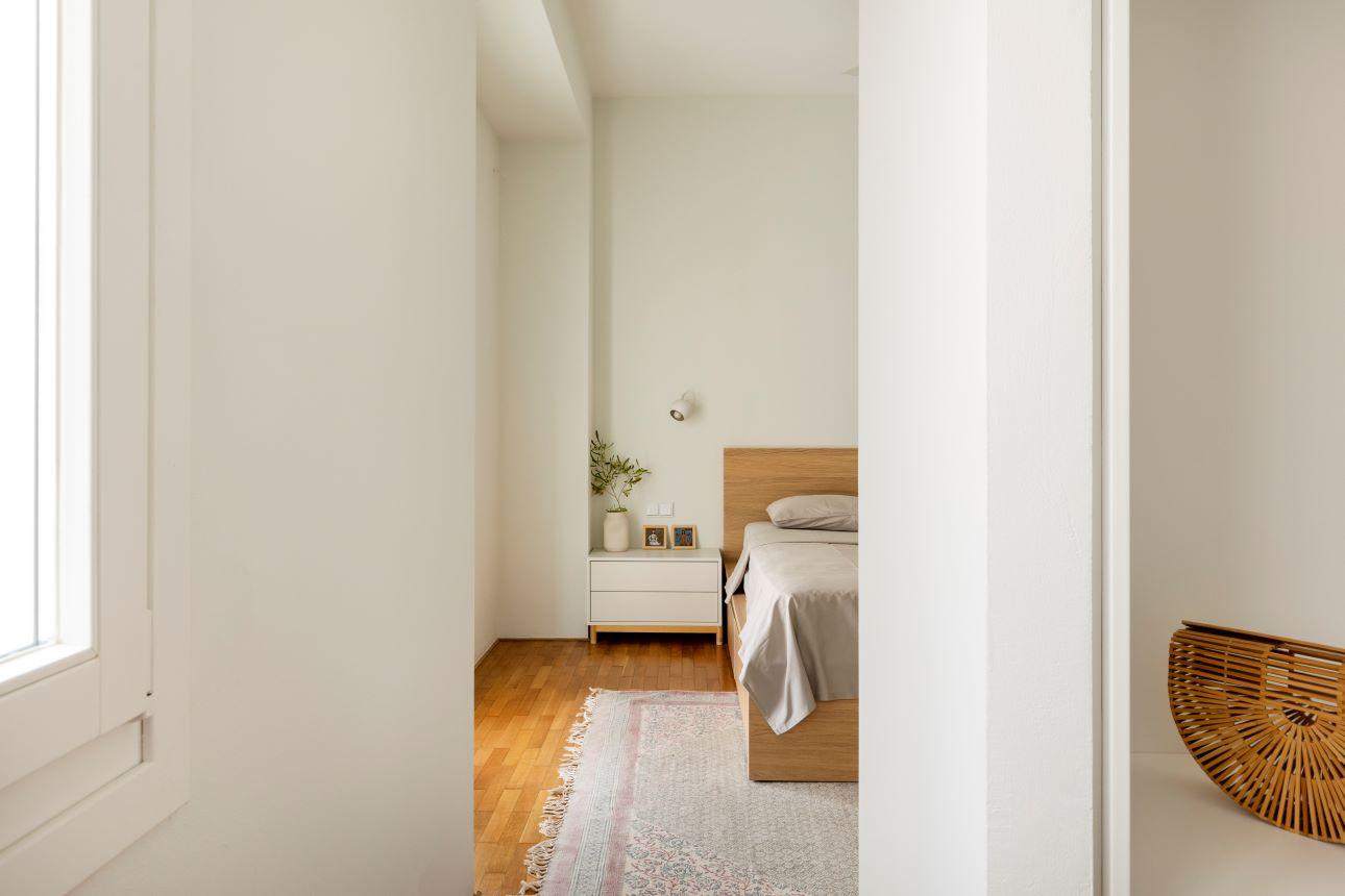 Η κρεβατοκάμαρα ακολουθεί μίνιμαλ, λιτές γραμμές/ Φωτογραφία: Αλίνα Λέφα  