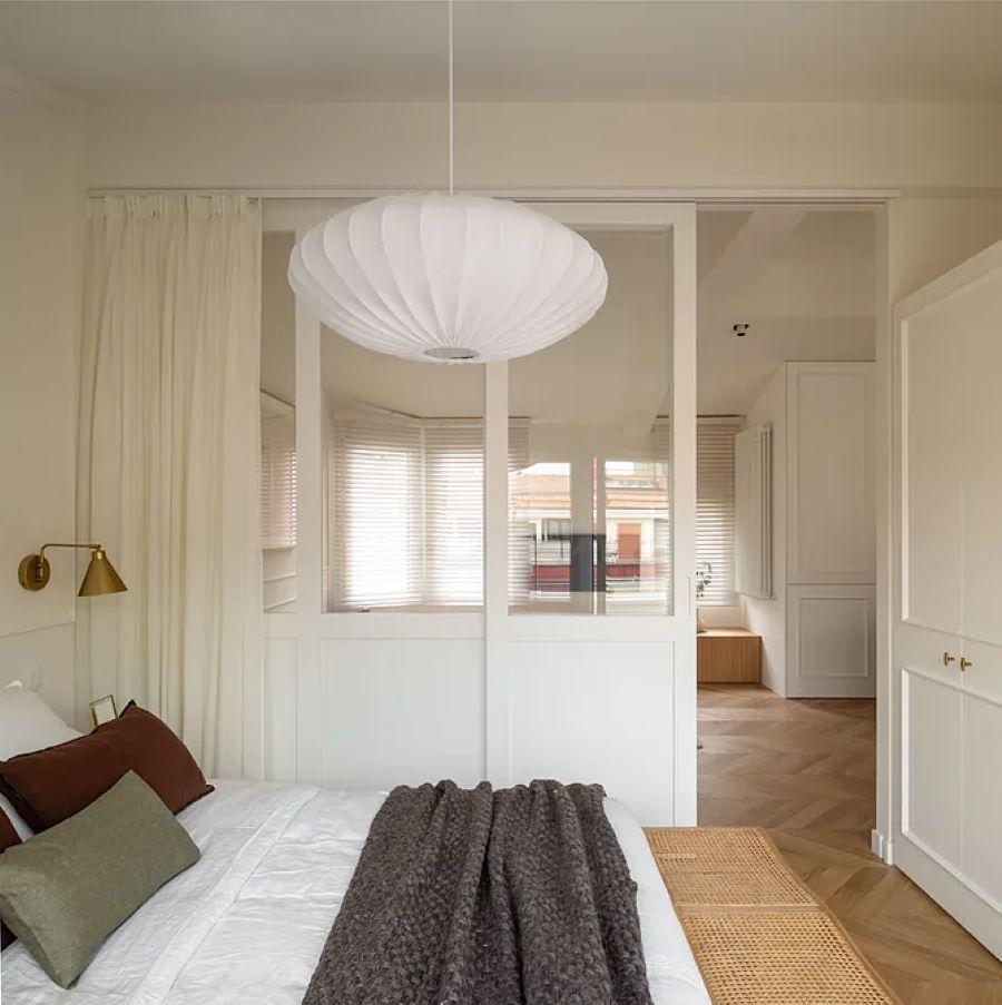 Μια κατασκευή ξύλου και γυαλιού διαχωρίζει το υπνοδωμάτιο από το καθιστικό χωρίς να χαθεί το φυσικό φως/ Φωτογραφία: Instagram/ @decaestudio  