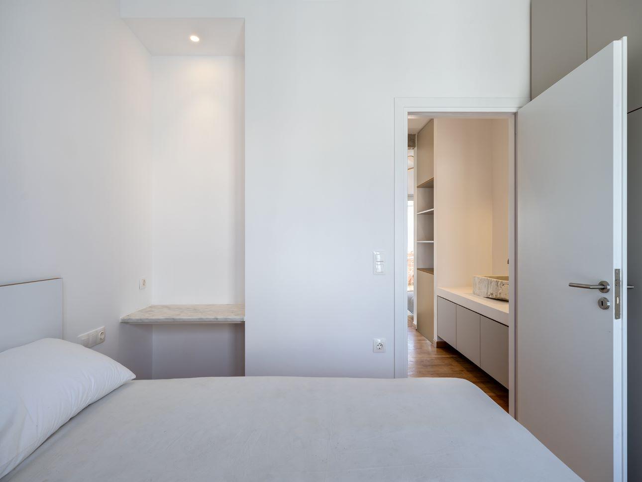 Την κρεβατοκάμαρα λούζει το πρωινό φως/ Φωτογραφία: Γιώργης Γερόλυμπος 