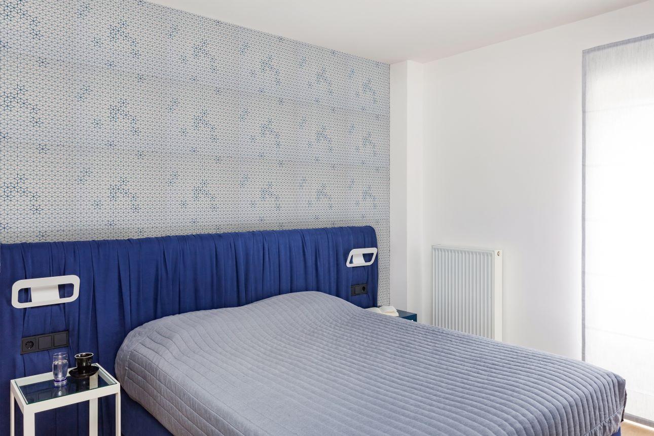 Η κυκλαδίτικης αισθητικής κρεβατοκάμαρα/ Φωτογραφία: Κώστας Μητρόπουλος