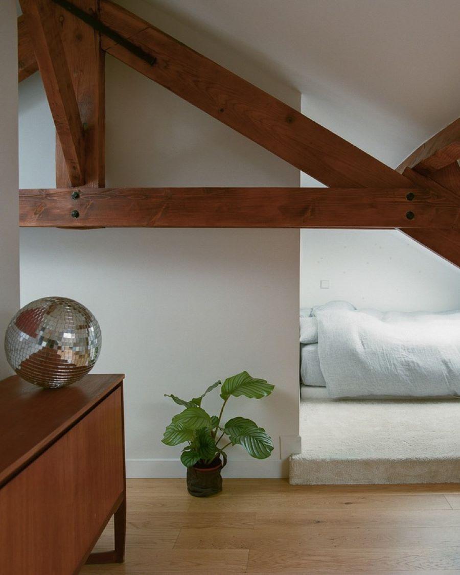 Ο χώρος ύπνου στο βάθος/ Φωτογραφία: Instagram/ @yellowtrace   