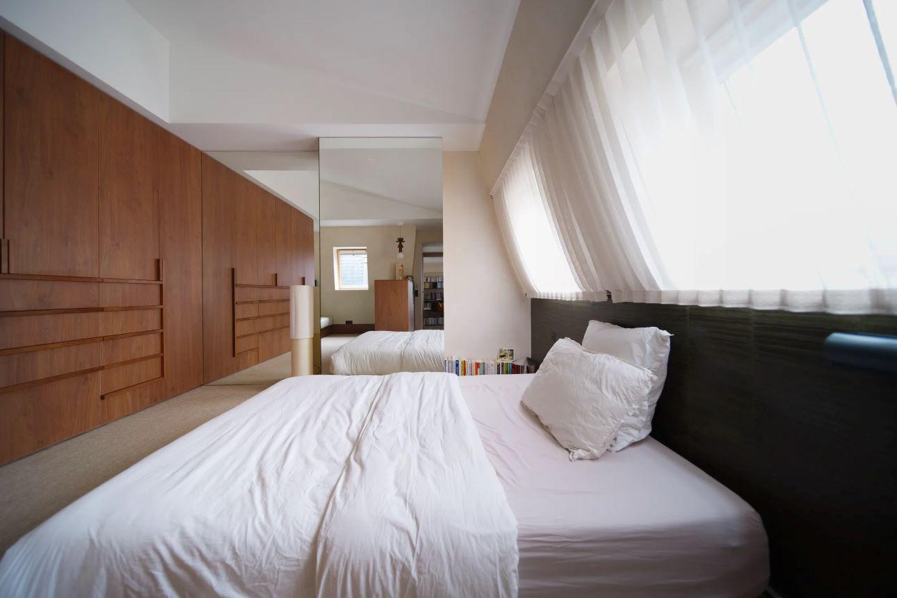 Το χαμηλό ύψος του κρεβατιού κάνει τον χώρο να φαίνεται πιο ανοιχτός/ Φωτογραφία: Viviane Chil-Hagopian