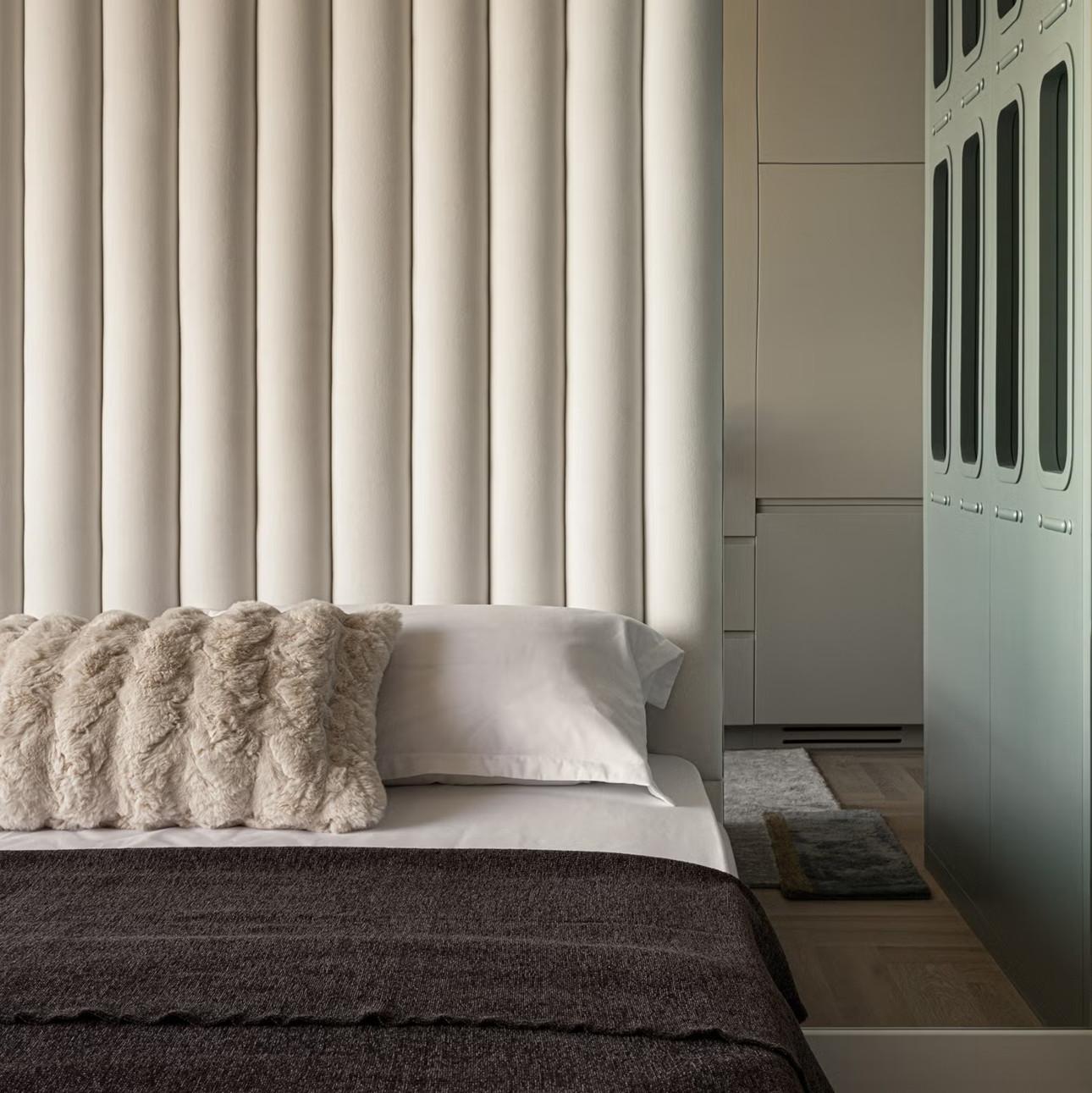 Η κρεβατοκάμαρα χωρίζεται με μια γυάλινη διάτρητη κατασκευή που επιτρέπει στο φως να διαχέεται σε όλο το διαμέρισμα/ Φωτογραφία: Aida Abdrakhmanova  