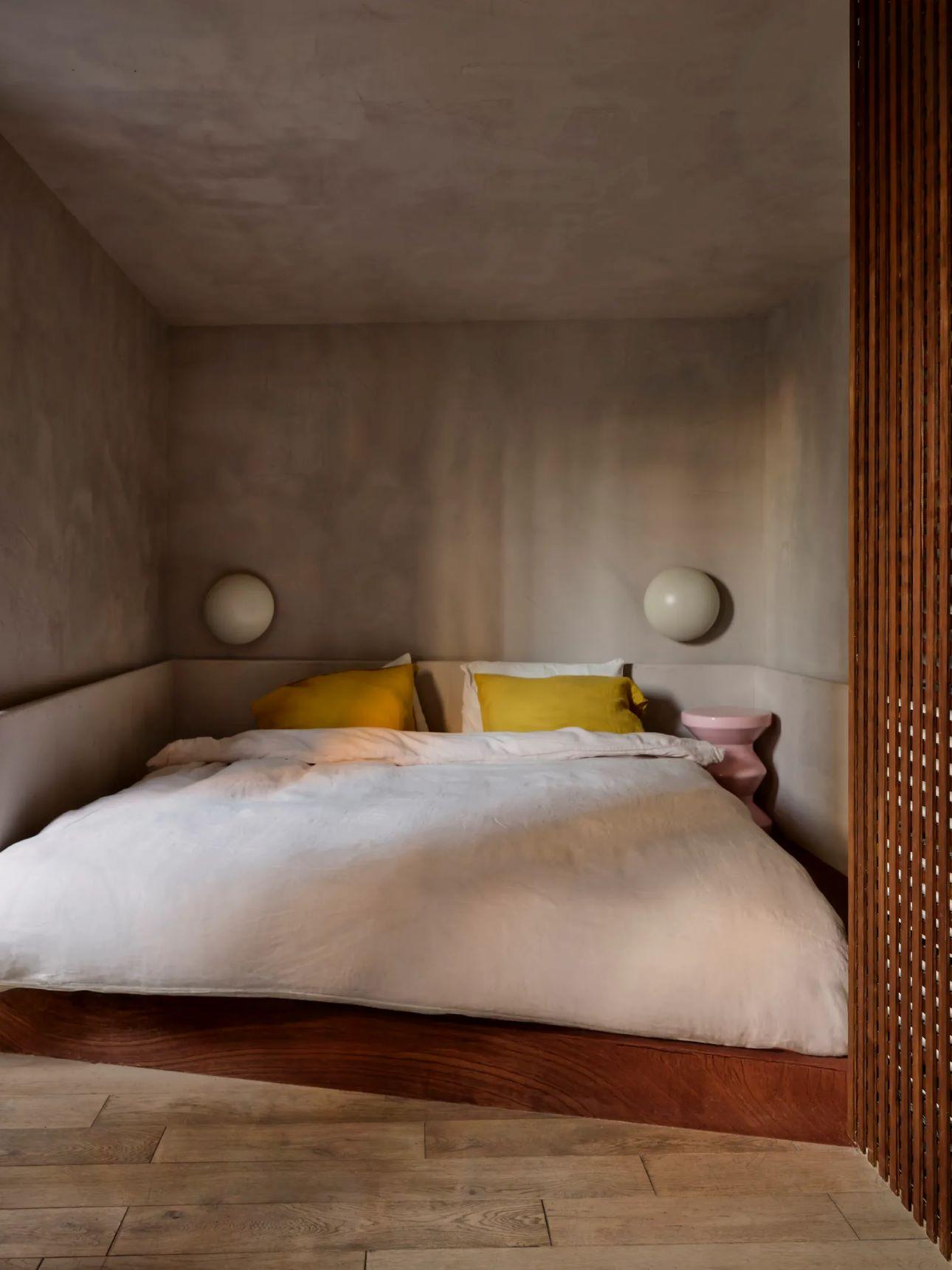  Το κρεβάτι ταιριάζει ακριβώς στο υπνοδωμάτιο, ενώ έχει κατασκευαστεί και  μια εντοιχισμένη ντουλάπα με επένδυση πάνελ/ Φωτογραφία: Louis Denavaut  