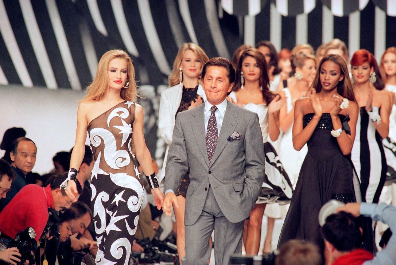 Ο Valentino Garavani στην πασαρέλα με τα μοντέλα του μετά από μια επίδειξη μόδας στις 20 Οκτωβρίου 1991/Φωτογραφία: AP Images
