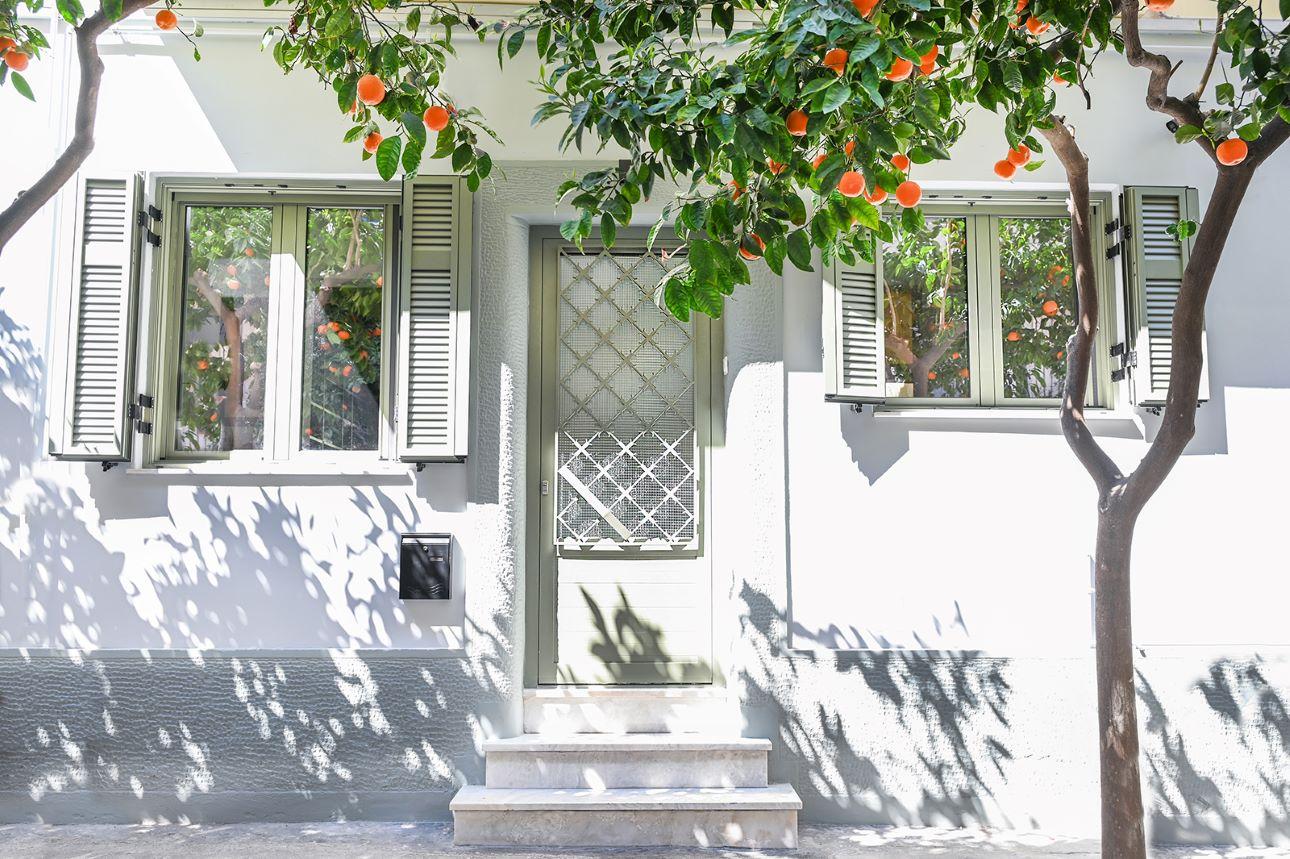 Οι νεραντζιές στην πρόσοψη και η εσωτερική αυλήδημιουργούν ένα ήρεμο περιβάλλον/ Φωτογραφία: Ολυμπία Κρασαγάκη 