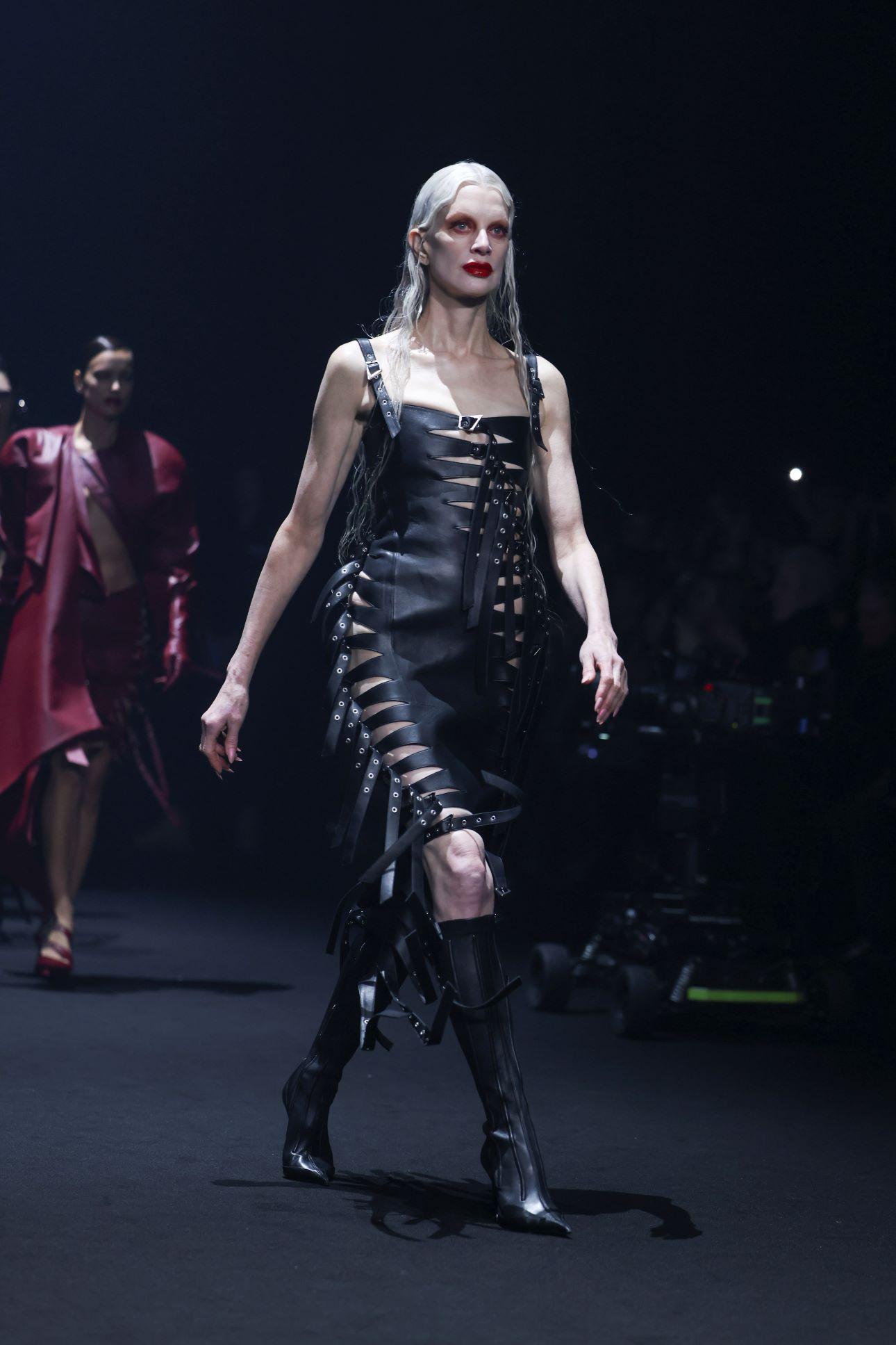 Η Κρίστεν ΜακΜέναμι στο show του Mugler το 2024, στο Παρίσι/ Φωτογραφία: AP