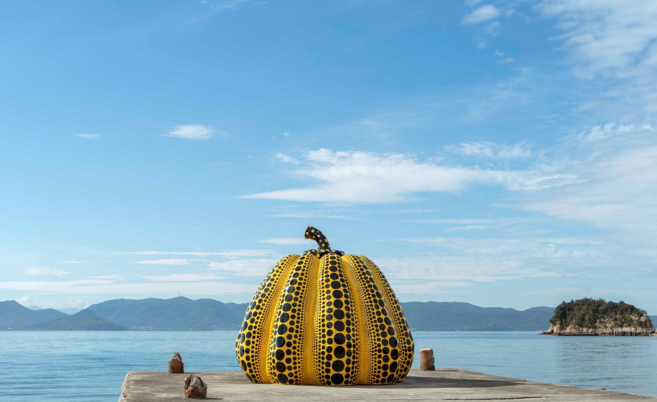 Έργο της Yayoi Kusama, μιας από τις πιο ακριβοπληρωμένες εν ζωή καλλιτέχνιδες/ Φωτογραφία: AP