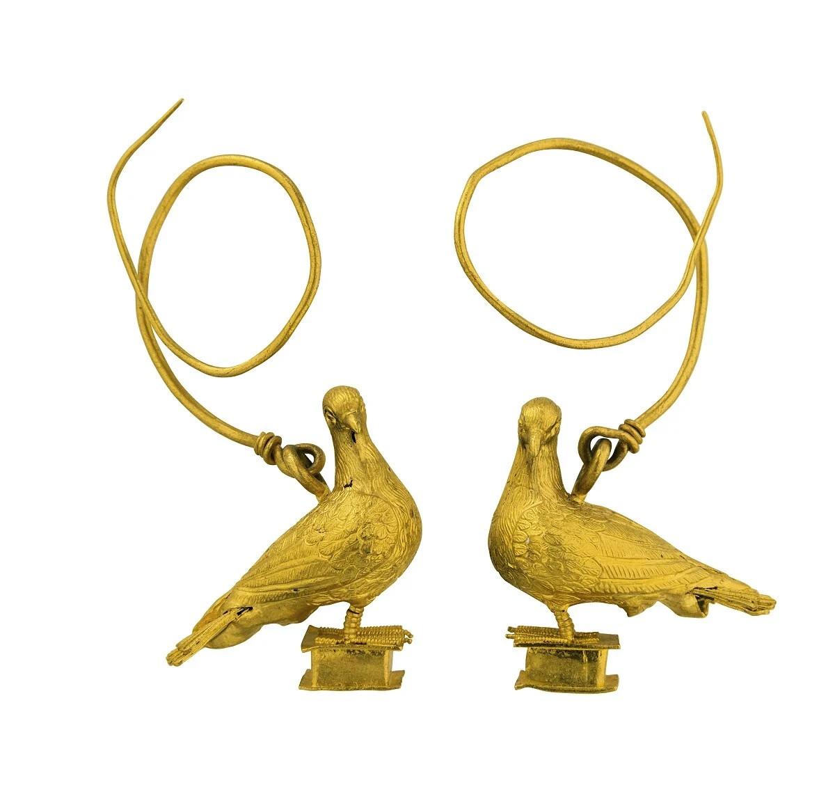  Ζεύγος χρυσών ενωτίων με περιστέρια, Πάτρα, τέλη 2ου – αρχές 1ου αι. π.Χ. 