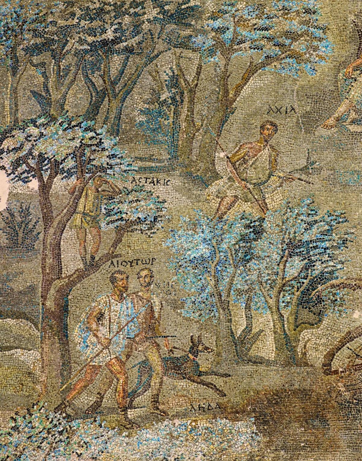  Ψηφιδωτό δάπεδο από πολυτελή ρωμαϊκή έπαυλη, με παράσταση κυνηγιού υψηλής καλλιτεχνικής αξίας. Από τα μεγαλύτερα που έχουν βρεθεί στην Πάτρα. Τέλη 3ου – αρχές 4ου αι. μ.Χ. 