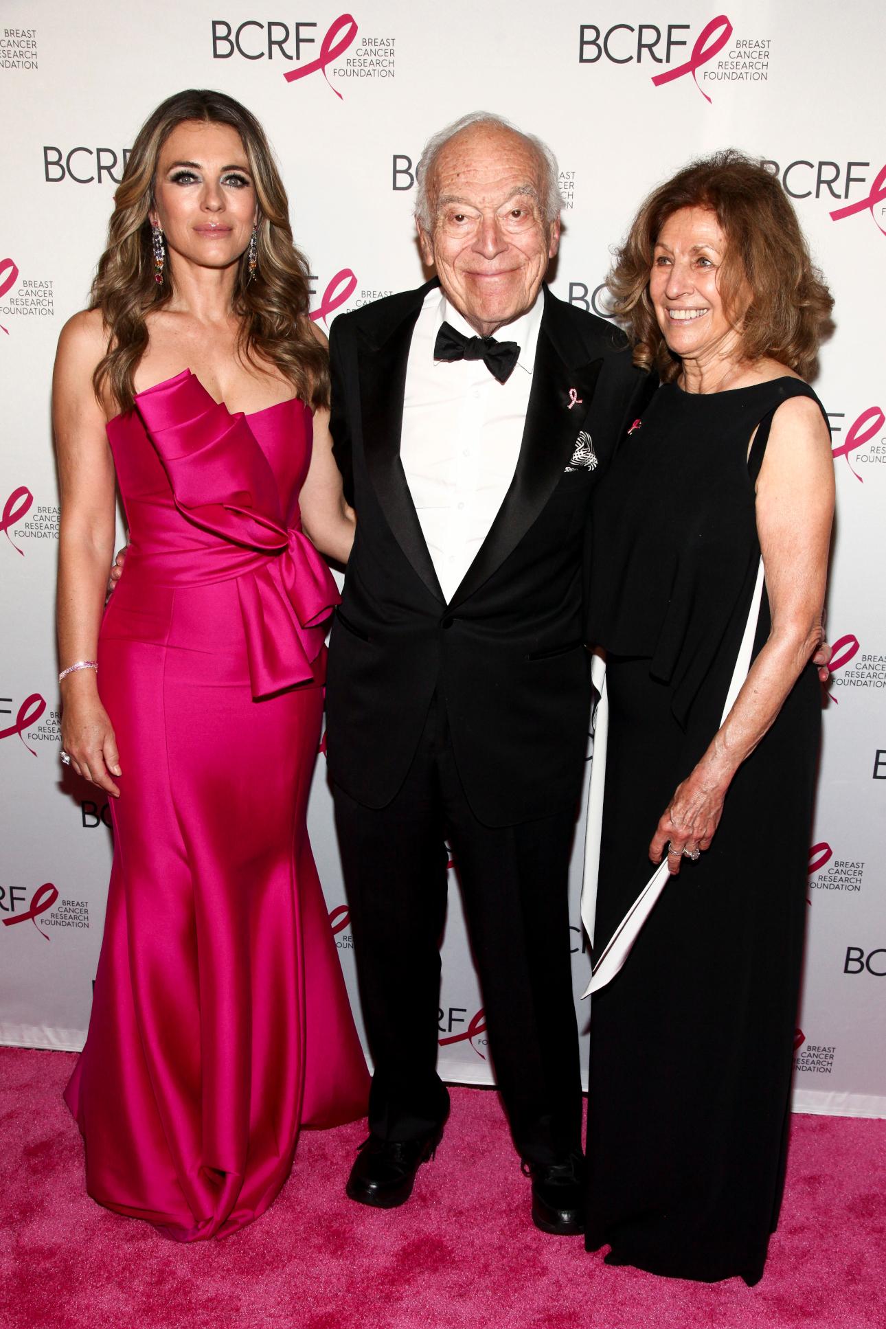 Ο Leonard Lauder με τη σύζυγό του, Judy Gkickman, και την ηθοποιό Elisabeth Hurley/ Φωτογραφία: AP