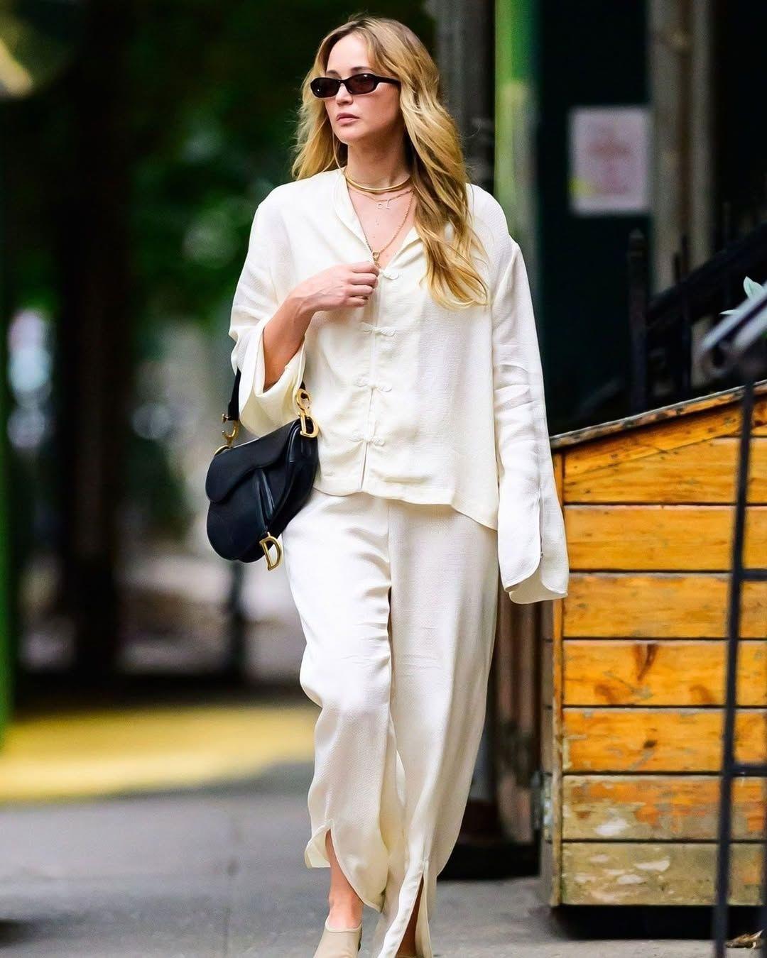 Η Τζένιφερ Λόρενς από το 2023 συνεργάζεται με τη στιλίστρια Τζέιμι Μιζράχι η οποία επιμελείται επίσης τις εμφανίσεις της Αντέλ και του Πέδρο Πασκάλ/ Φωτογραφία: Instagram/ @vogueshopping