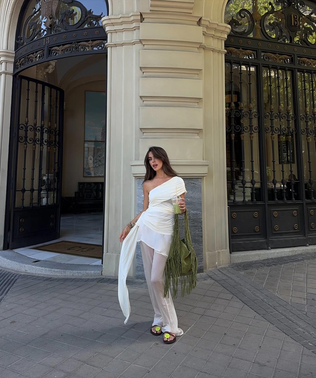 H Violeta Mangrinan συνδυάζει το φαρδύ παντελόνι με ασύμμετρα και στενά τοπ/Φωτογραφία: Instagram/violeta