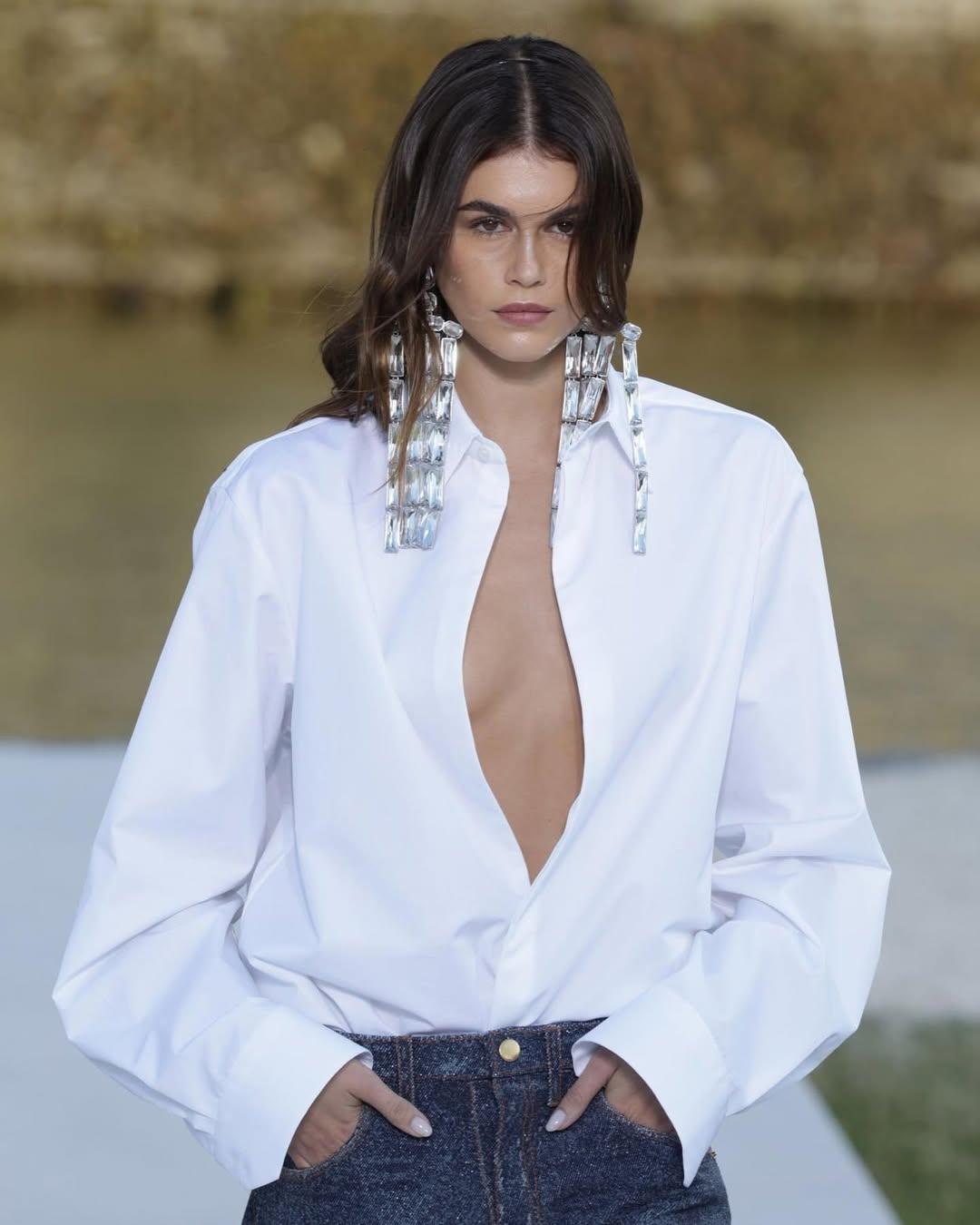 Η Kaia Gerber με λευκό πουκάμισο ανοίγει την επίδειξη AW '23 στον Valentino. Φωτογραφία IG @kaiagerber 