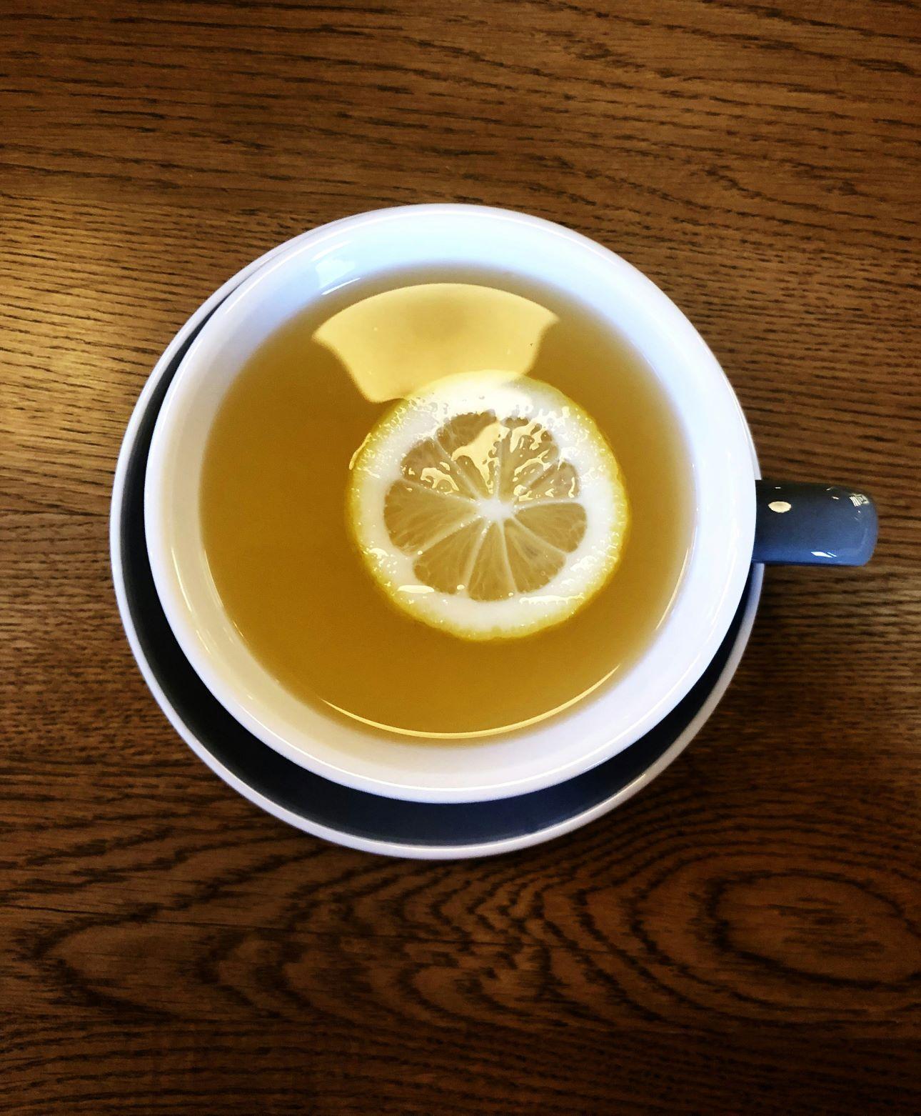 Καλύτερα να μην καταναλώνουμε ζεστό νερό με λεμόνι με άδειο στομάχι, σύμφωνα με διατροφολόγο/ Φωτογραφία: Unsplash