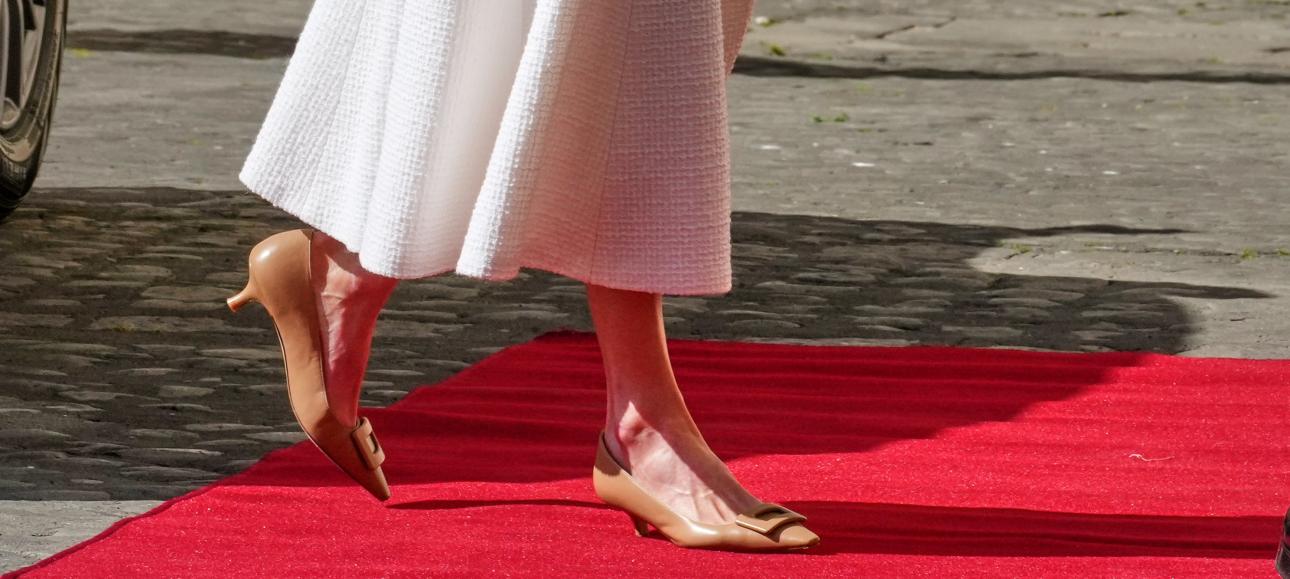  Τα pointed-toe παπούτσια με ορθογώνιο διακοσμητικό στοιχείο παραμένουν μια από τις πιο δυνατές τάσεις της μόδας. Φωτογραφία: AP Images