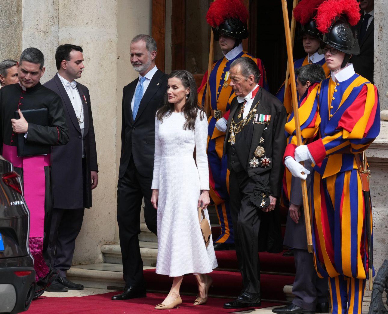  Η βασίλισσα Λετίθια άσκησε το προνόμιο του λευκού που επιτρέπει σε συγκεκριμένες καθολικές βασίλισσες και πριγκίπισσες να φορούν λευκό αντί για μαύρο. Φωτογραφία: AP Images