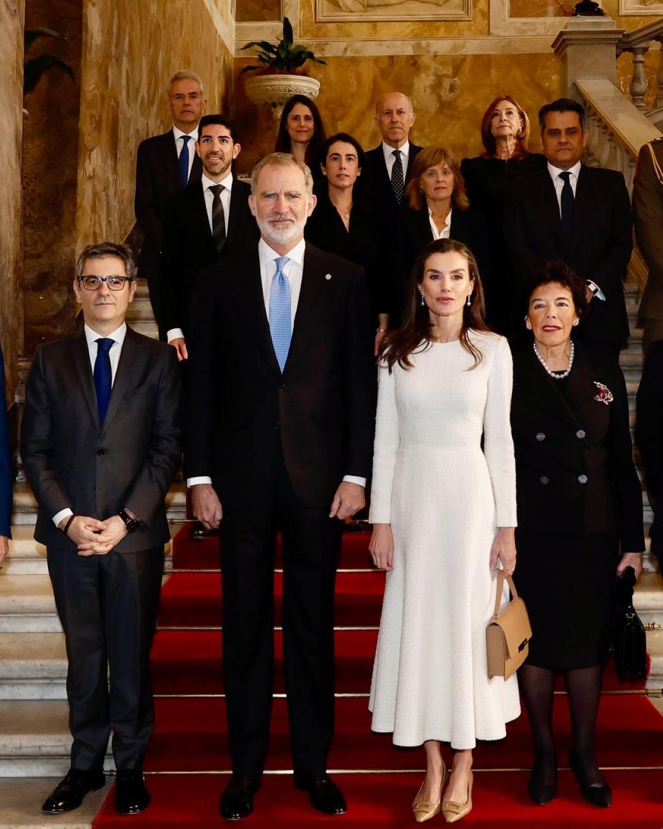 Η βασίλισσα Λετίθια με λευκό τουίντ φόρεμα με μπεζ παπούτσια και τσάντα. Φωτογραφία:  @﻿casareal.es/ IG 