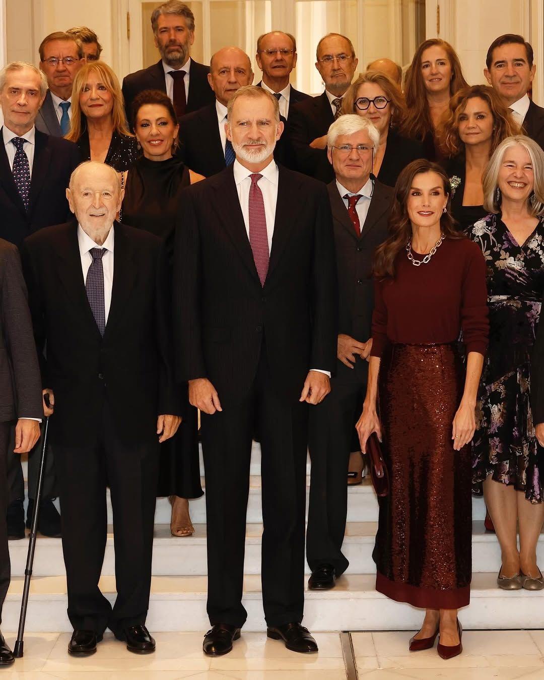 Η εμφάνιση της βασίλισσας Λετίθια με κασμιρένιο τοπ και φούστα με παγιέτες/ Φωτογραφία: Instagram/ @casareal.es 