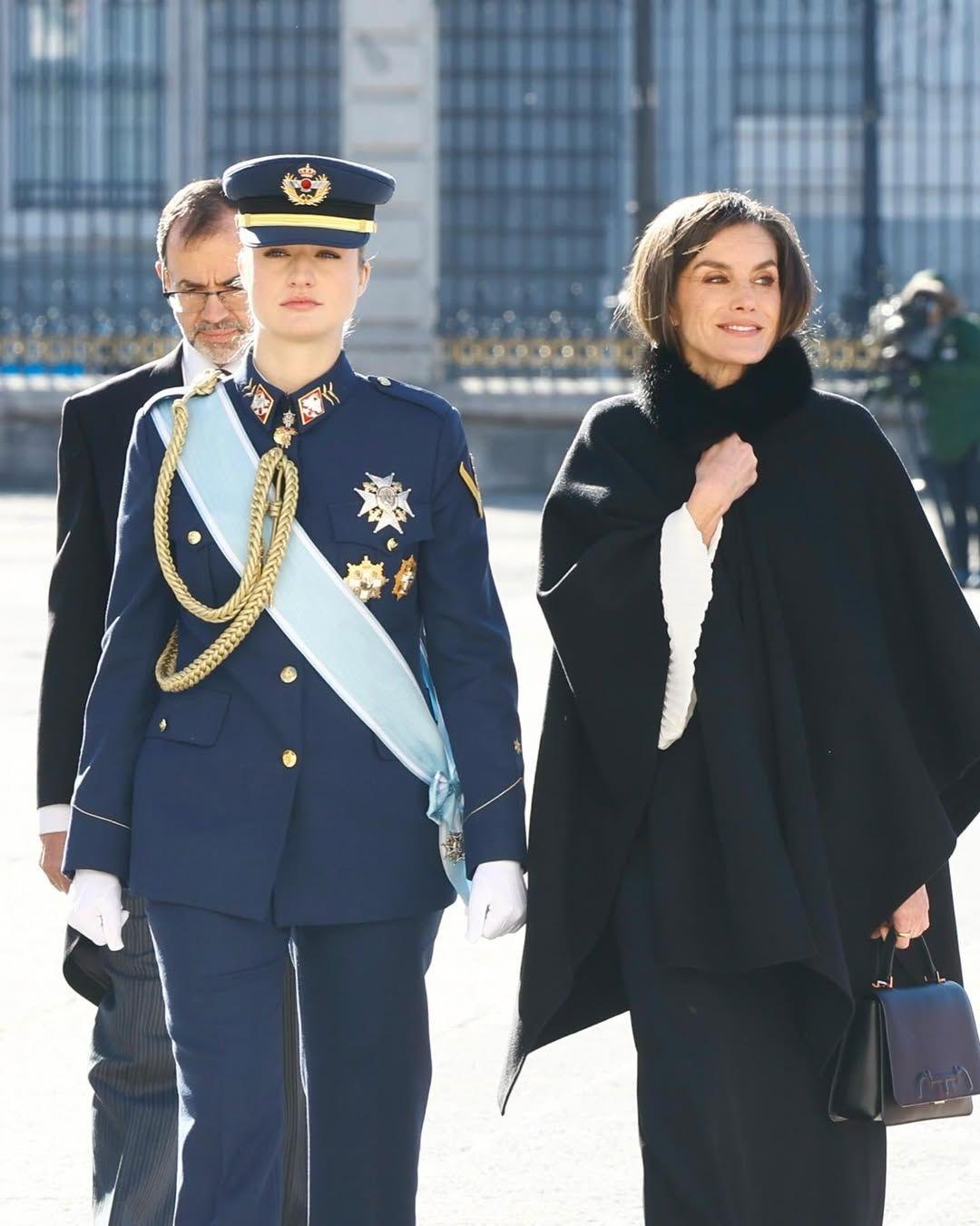 Η βασίλισσα Λετίθια με κάπα Carolina Herrera/ Φωτογραφία: Instagram/ @casareal_es  