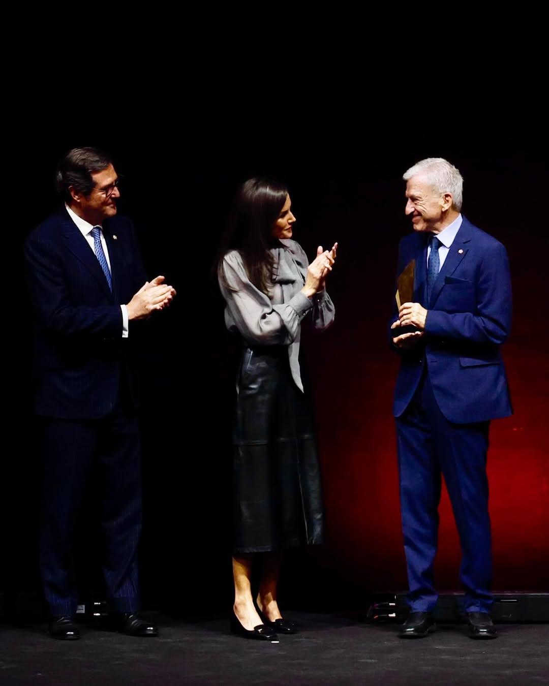 Η βασίλισσα Λετίθια συνδύασε την μπλούζα με μαύρη δερμάτινη φούστα/ Φωτογραφία: Instagram/ @casareal.es 