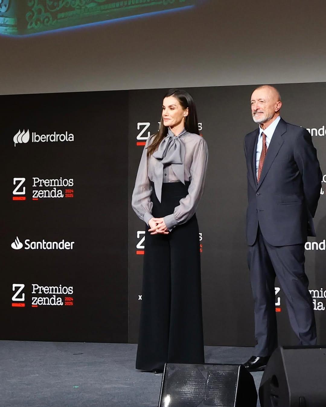 Η βασίλισσα επέλεξε κομμάτια που βρίσκονταν ήδη στη γκαρνταρόμπα της, σε τόνους του γκρι και του μαύρου/  Φωτογραφία: Instagram/ @casareal_es 