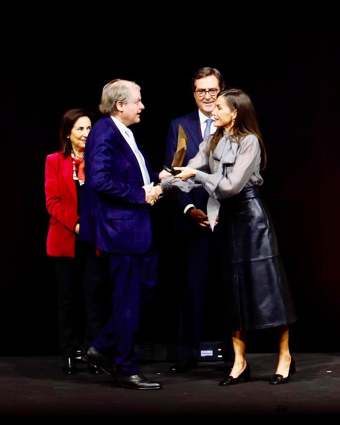 Η βασίλισσα Λετίθια με την γκρι μπλούζα με διαφάνεια/Φωτογραφία: Instagram/ @casareal.es