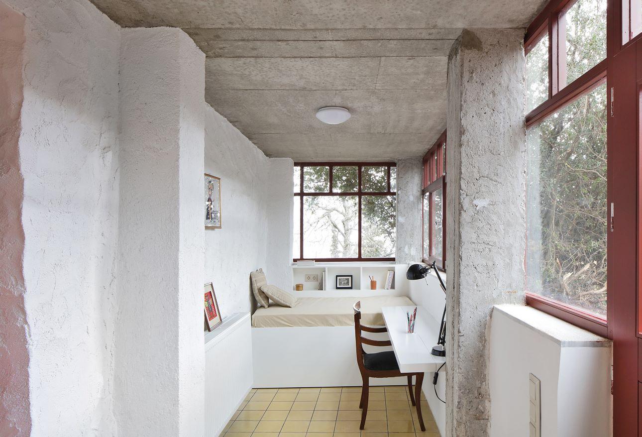 Το ηλιόλουστο λιακωτό κάτω από τη βεράντα/ Φωτογραφία: Filip Dujardin