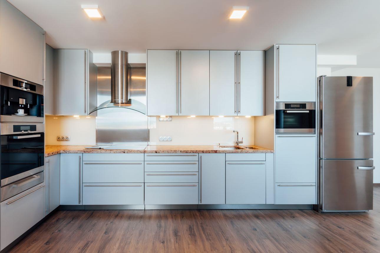 Κουζίνα σύγχρονου ντιζάιν σε απόχρωση παστέλ γαλάζιου/ Φωτογραφία: Shutterstock 