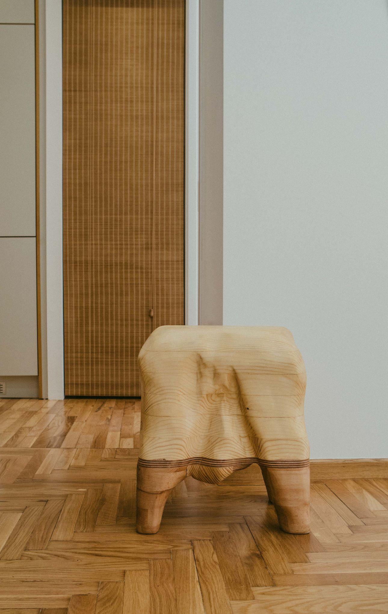 Η διακόσμηση του σπιτιού δένει αρμονικά με τα υλικά του σπιτιού/ Φωτογραφία: Αλίνα Κέκη 