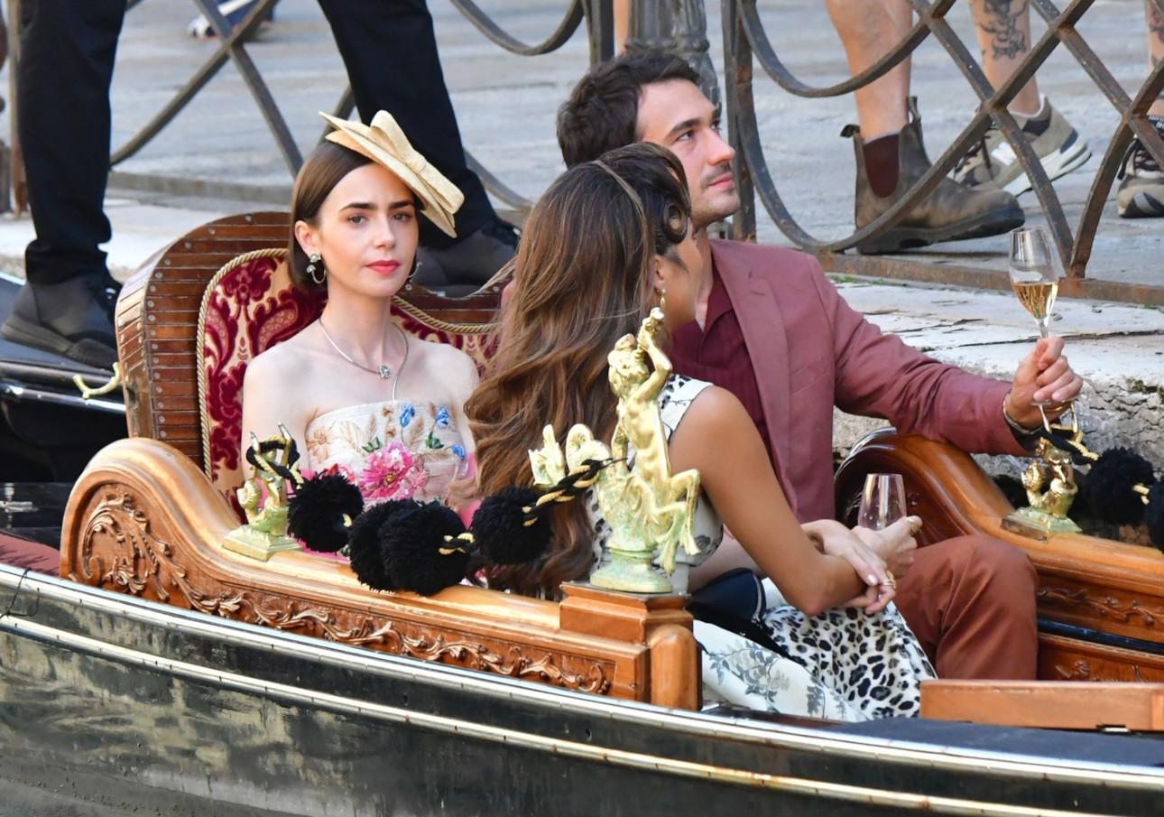 Λίλι Κόλινς στα γυρίσματα της σειράς «Emily in Paris»