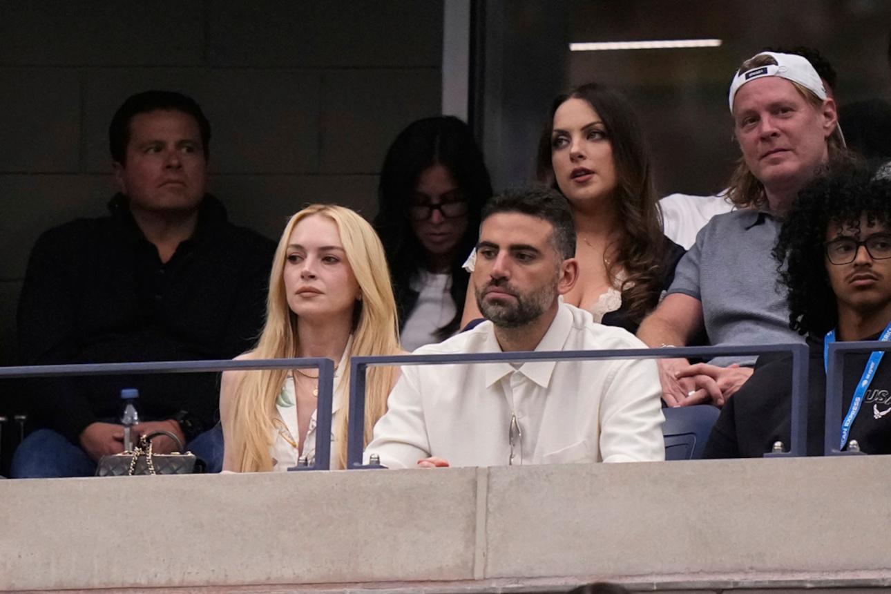 Η Λίντσεϊ Λόχαν με τον σύζυγό της παρακολουθούν έναν αγώνα τένις/Φωτογραφία: AP Photo