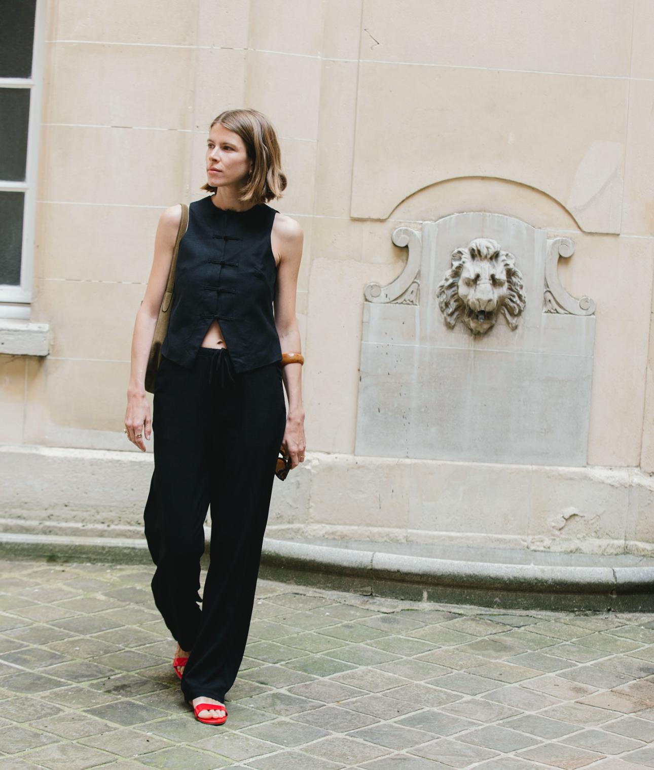 Η Monica de La Villardière με total black λινό σύνολο/Φωτογραφία: Instagram/ monicaainleydlv